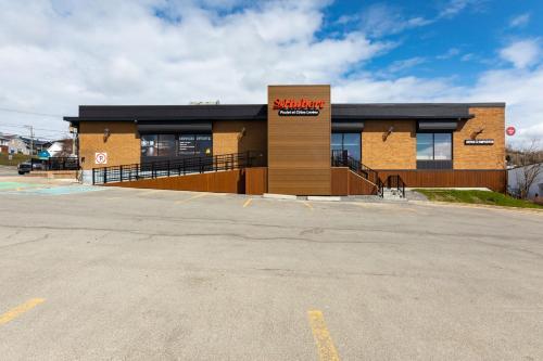 a building on the side of a parking lot at Rodeway Inn in Gaspé