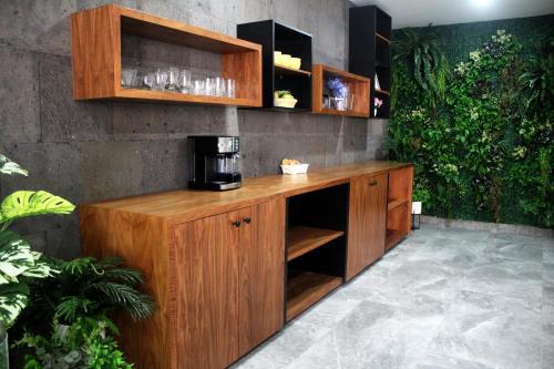 un armadio in legno con macchinetta del caffè di Mini Rooms By Illusion a Playa del Carmen