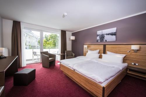 En eller flere senge i et værelse på Hotel Hafen Büsum