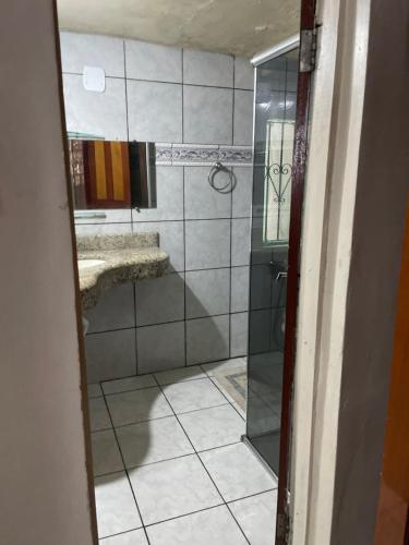 ein Bad mit einer Dusche und einer Glastür in der Unterkunft Casa Edgar in Manaus