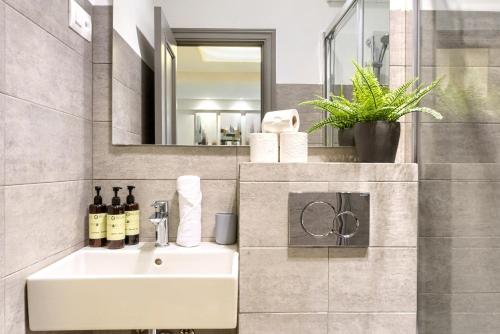 a bathroom with a sink and a mirror at Tristán Vivienda turística de Diseño con AC in Bilbao