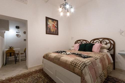 Un dormitorio con una cama y una lámpara de araña en Gianicolo Sweet Home, en Roma