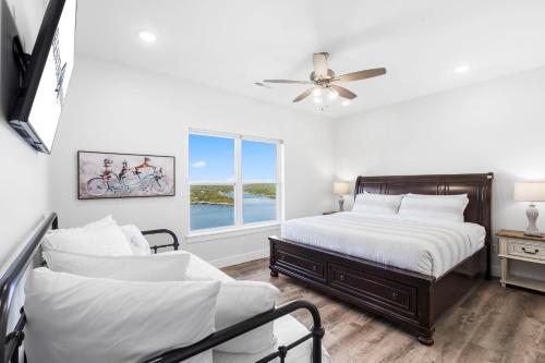 Voodi või voodid majutusasutuse Red Cub Lodge at Table Rock Lake toas