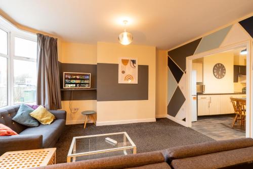 a living room with a couch and a table at Aryas Apartments Oxford - Headington in Oxford