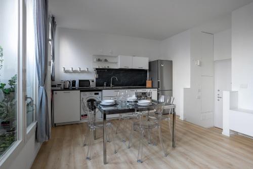 a kitchen with a table and chairs in a room at [FIERA MILANO-CITY LIFE] ☆☆☆☆☆ Tre Torri House in Milan