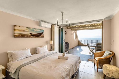 una camera con letto e vista sull'oceano di Sunny Beach Front Apartment a Ballito
