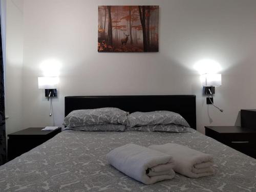 um quarto com uma cama com 2 almofadas e 2 candeeiros em Contemporary ground flr maisonette- Entire place em Northwood