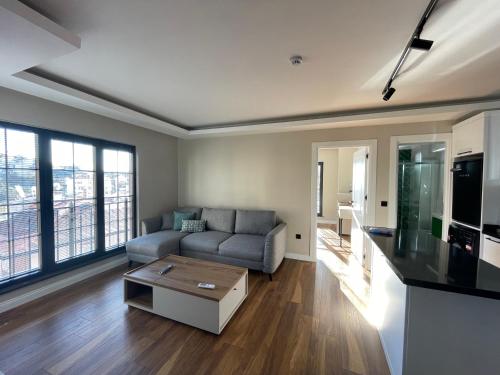 una sala de estar con un sofá y una mesa en ARC HOUSE, en Estambul