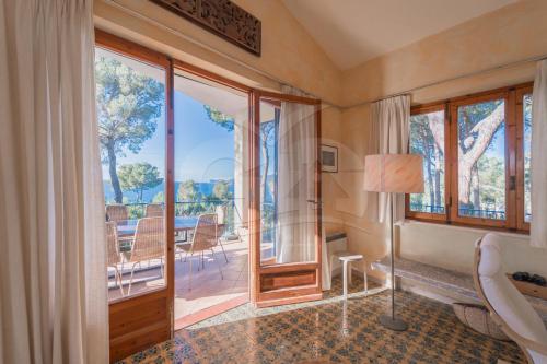 a room with a bed and a table with a lamp at Villa Madonna delle Grazie con accesso privato al mare - Goelba in Capoliveri