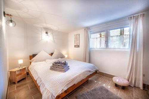 1 dormitorio con cama y ventana en MarEwa Ferien, en Mechernich
