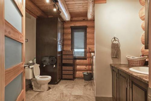 a bathroom with a toilet and a sink at Nouveau - 3CH : Ski-in / Ski-out & foyer in Saint-Apollinaire