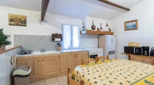 Kuchyň nebo kuchyňský kout v ubytování Gite du Moulin de la Croix