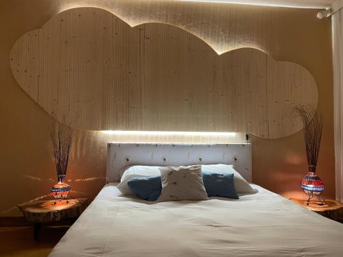 - une chambre avec un lit doté d'une tête de lit en forme de nuage dans l'établissement Villa Caprice à l'orée des bois, à Aspres-sur-Buëch