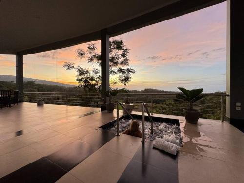 un cane seduto in una vasca da bagno in una casa di Villa Infinity a Lovina