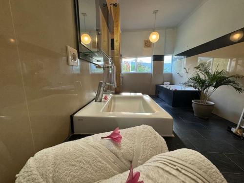 un bagno con lavandino e vasca da bagno di Villa Infinity a Lovina