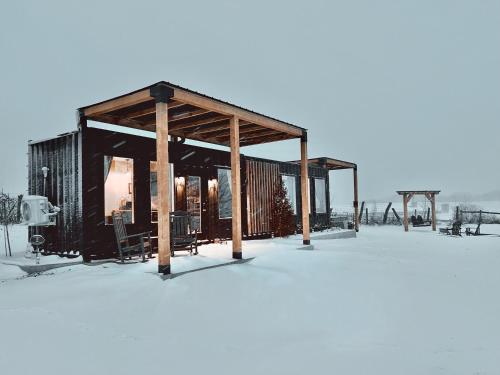 um pavilhão com mesas e cadeiras na neve em ‘Scenic Escapes’ Romantic Pine Grove Getaway! em Pine Grove