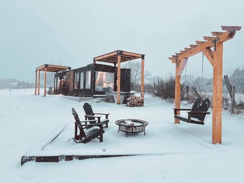una zona cubierta de nieve con sillas y un pabellón en ‘Scenic Escapes’ Romantic Pine Grove Getaway!, en Pine Grove