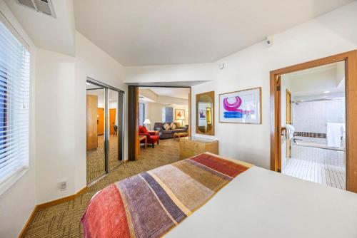 une chambre d'hôtel avec un lit et un salon dans l'établissement One Bedroom #101, à Olympic Valley