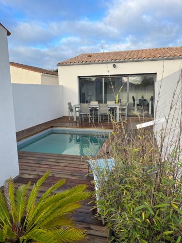 une cour arrière avec une piscine et une maison dans l'établissement Maison Liséna, à Périgny