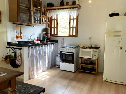 A kitchen or kitchenette at Recanto Alegre