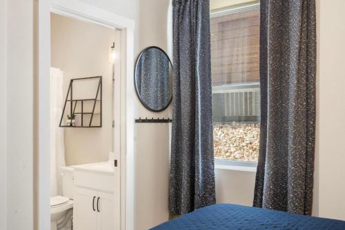 een slaapkamer met een raam en een bed met een spiegel bij Highway Hideaway in Kimberling City