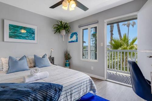 1 dormitorio con 1 cama y balcón en 2BD Pool Ocean View Free Parking, en Imperial Beach