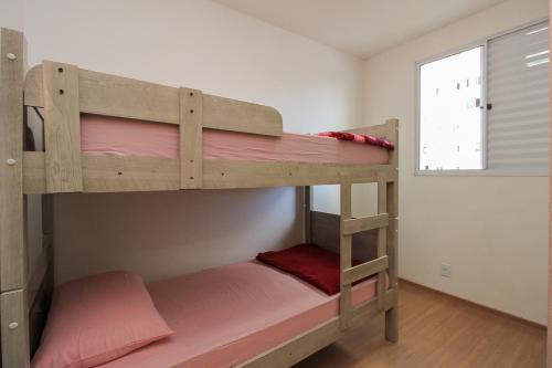 Palanda nebo palandy na pokoji v ubytování Ap Cloe com piscina próximo ao Aeroporto
