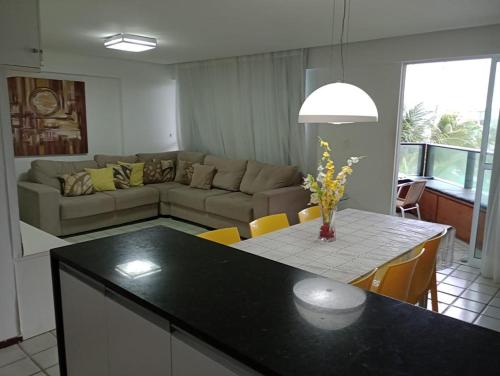 salon ze stołem i kanapą w obiekcie Flats Ancorar w mieście Porto de Galinhas