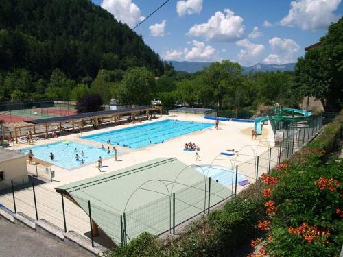 a large swimming pool with many people in it at maison le Rossignol in Châtillon-en-Diois