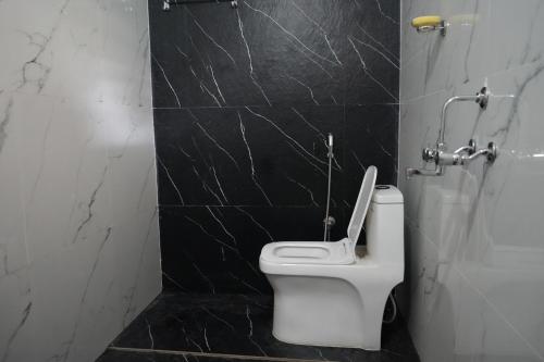 Un baño de Borrbo Beach Hostel Gokarna