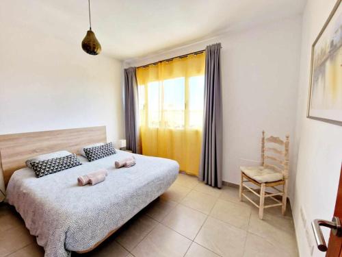 een slaapkamer met een bed met twee knuffels erop bij Casa Tabaiba in Tías