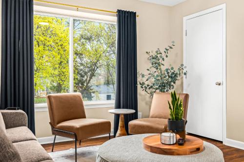 Ruang duduk di New! Cozy Upper 1BR Flat near Downtown Roseville