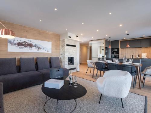 un salon avec un canapé et des chaises et une cuisine dans l'établissement Luxueux appartement 4 chambres avec balcon, casier à skis, proche des pistes à Courchevel 1650 - FR-1-563-136, à Courchevel
