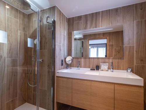 une salle de bain avec un lavabo et une douche dans l'établissement Luxueux appartement 4 chambres avec balcon, casier à skis, proche des pistes à Courchevel 1650 - FR-1-563-136, à Courchevel