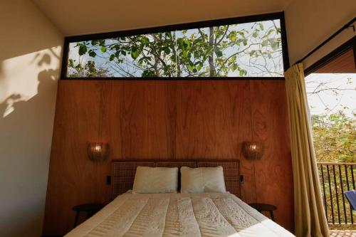מיטה או מיטות בחדר ב-Casa Samambaia - sea view tropical paradise w' pool
