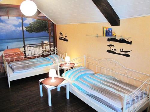 2 camas en una habitación con vistas al océano en Renovierte Ferienwohnung in Tondorf mit Grill und Garten en Nettersheim