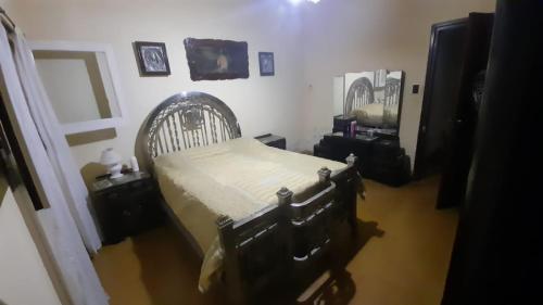 1 dormitorio con 1 cama y 2 vestidores en Tolita en Villa del Totoral
