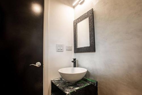 a bathroom with a bowl sink and a mirror at Body - Tiny Home Venao Cove in Playa Venao