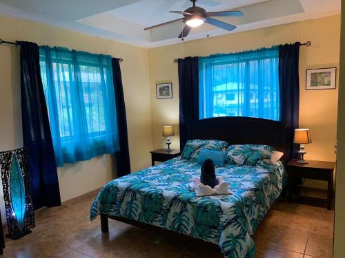 Voodi või voodid majutusasutuse Toucan Valley Resort at Osa Mountain Village toas