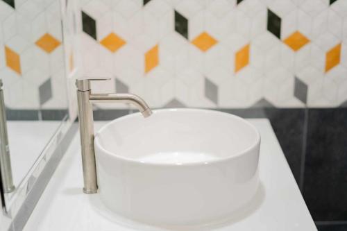 a white sink with a faucet in a bathroom at พลอยพูลวิลล่า ชะอำ 2 Poolvilla Cha-am 2 in Cha Am