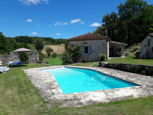 Bazén v ubytování Dans hameau avec piscine privée nebo v jeho okolí