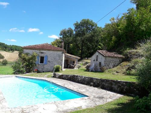 Bazén v ubytování Dans hameau avec piscine privée nebo v jeho okolí