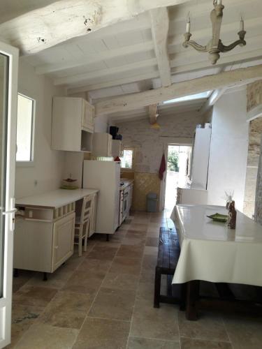 Kuchyň nebo kuchyňský kout v ubytování Dans hameau avec piscine privée
