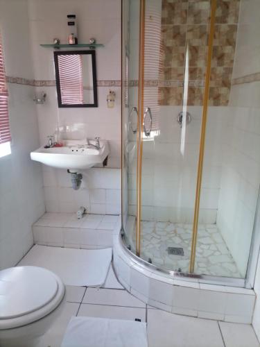 Bilik mandi di Ezamampondo Guest House