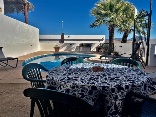 een tafel en stoelen met een tafel en een zwembad bij Casa Loma Bella 1 con Alberca Privada Vista Increible in San Carlos