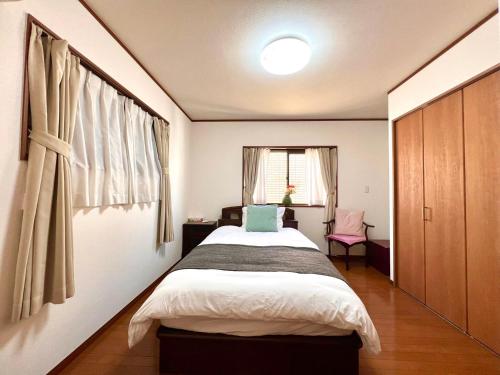 Postel nebo postele na pokoji v ubytování Kenki Kawaguchi House