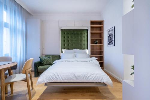 1 dormitorio con cama grande y cabecero verde en Ruzop Apartament en Poznan