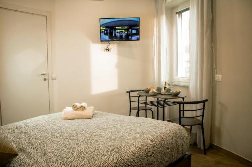 Un dormitorio con una cama y una mesa con sillas. en B&B Gelso Rosso, en Pompeya