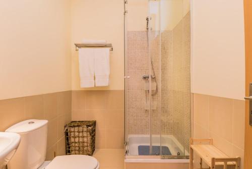 uma casa de banho com um chuveiro, um WC e um lavatório. em NEW !! Two Bedroom Cabanas Tavira - Banda Musical GREEN em Tavira