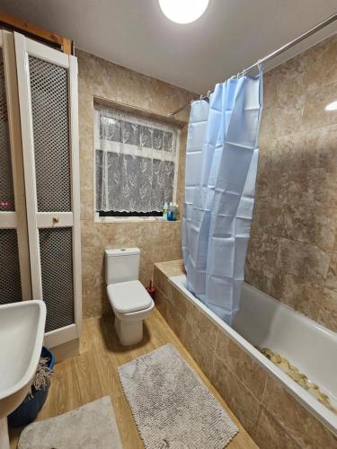 ein Badezimmer mit einem WC, einer Badewanne und einem Waschbecken in der Unterkunft 1 Beautiful large room in Goodmayes
